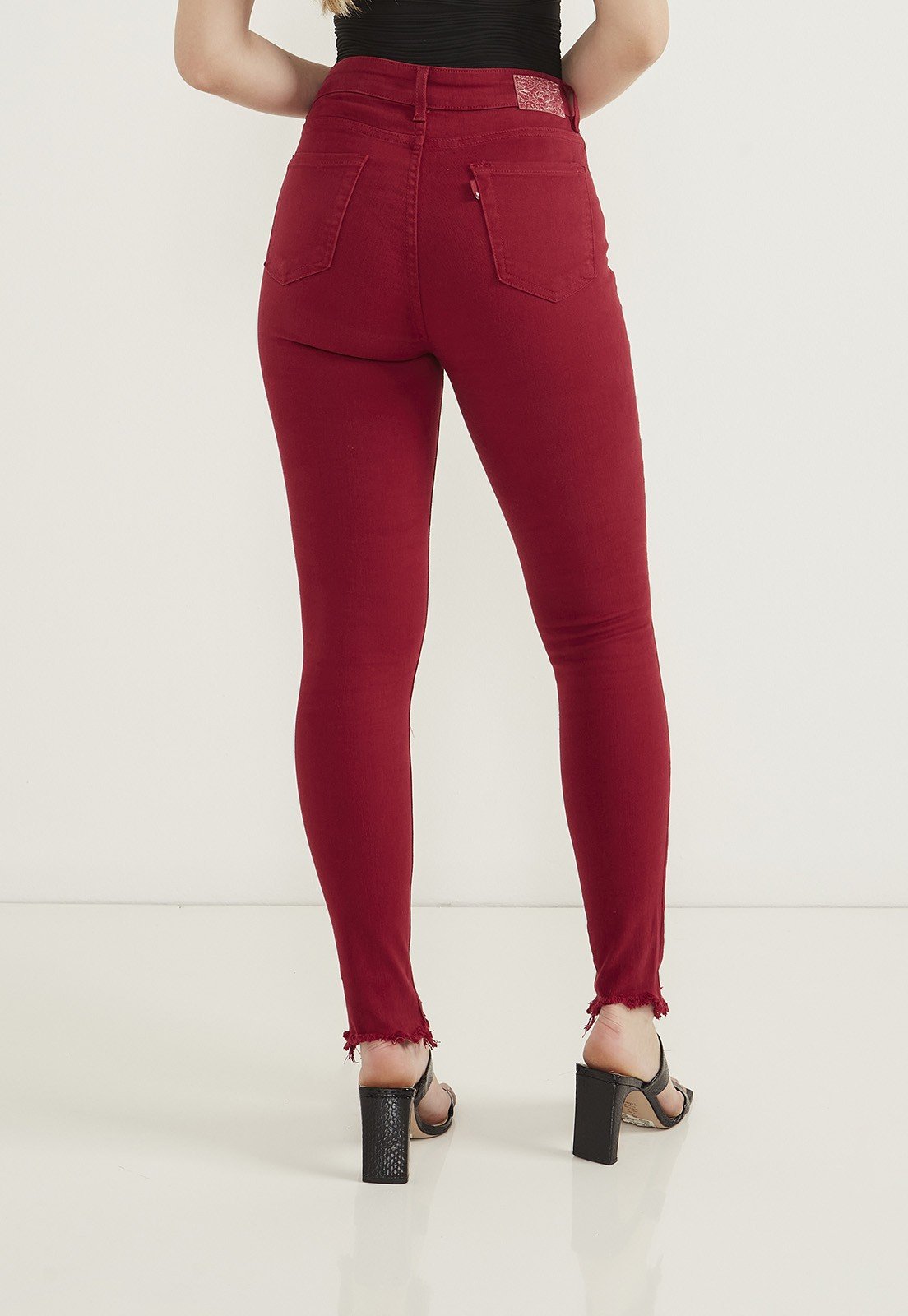 dz20310 com calca jeans feminina skinny cigarrete com barra irregular e desfiada costas prox