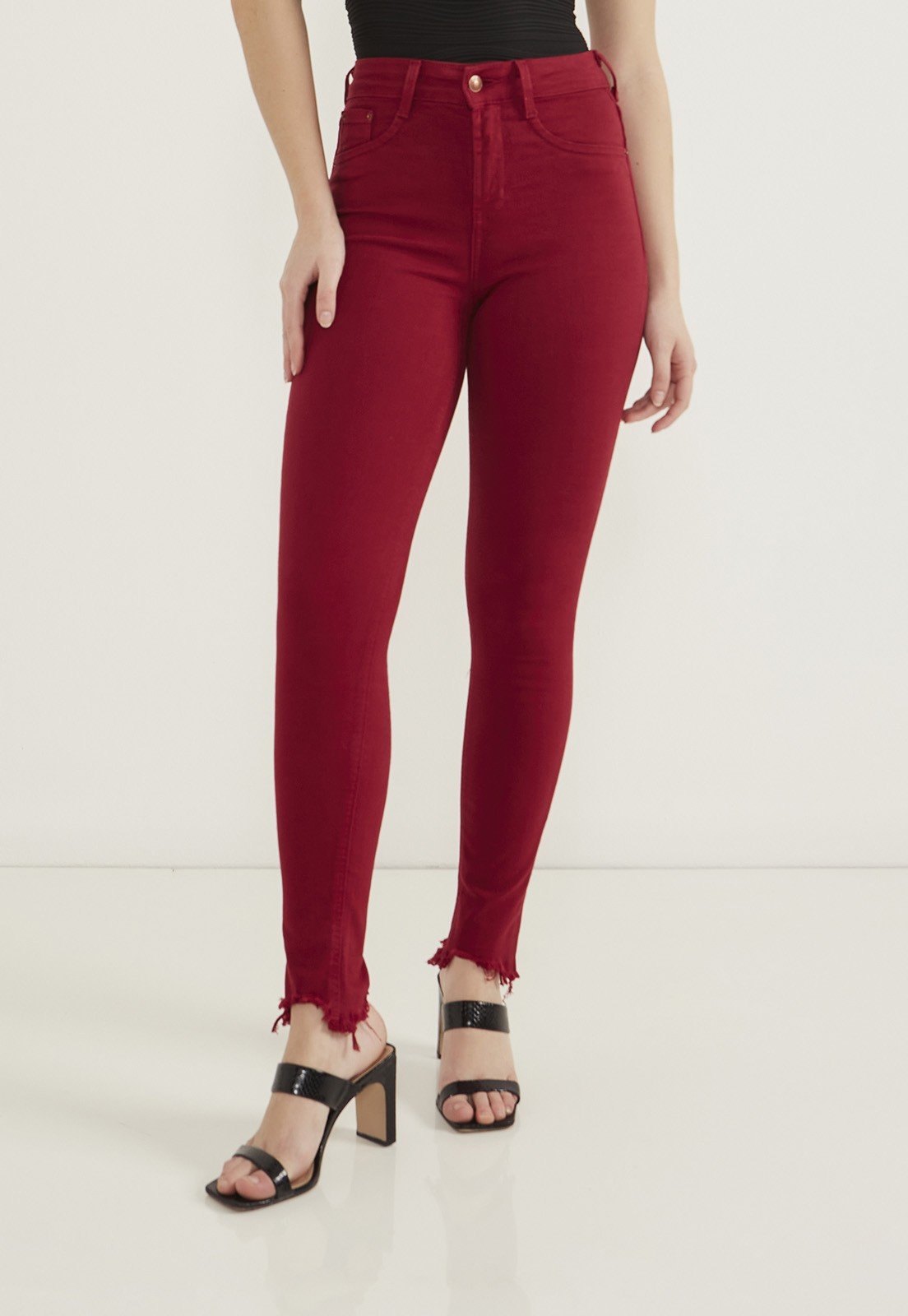 dz20310 com calca jeans feminina skinny cigarrete com barra irregular e desfiada frente prox