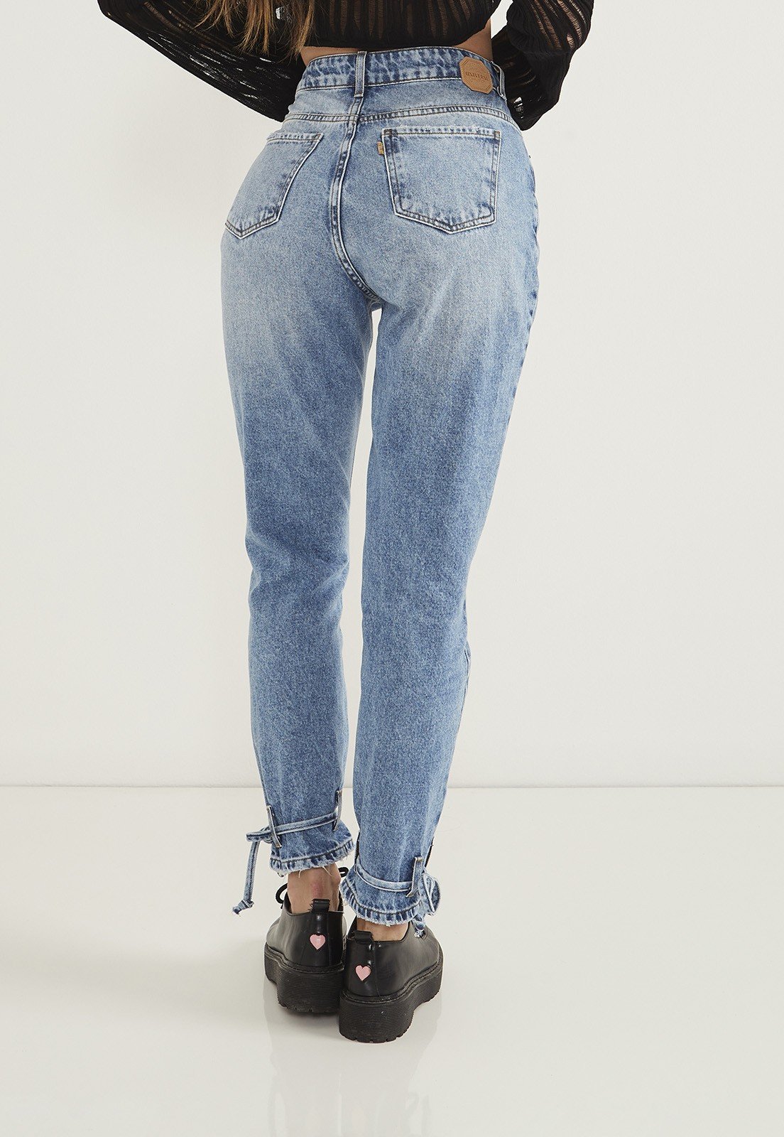 dz20625 calca jeans feminina mom cigarrete com barra diferenciada costas prox