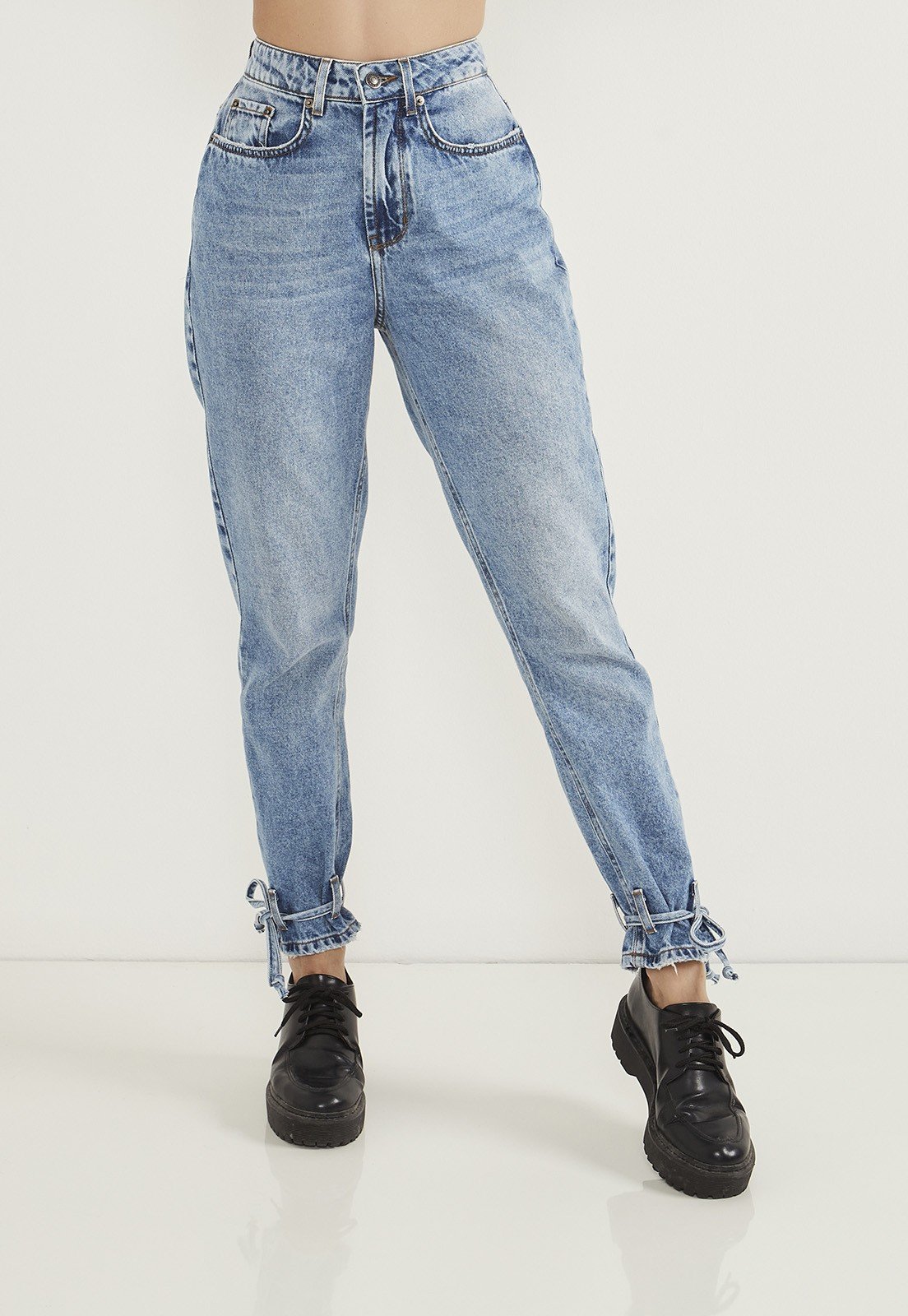 dz20625 calca jeans feminina mom cigarrete com barra diferenciada frente prox