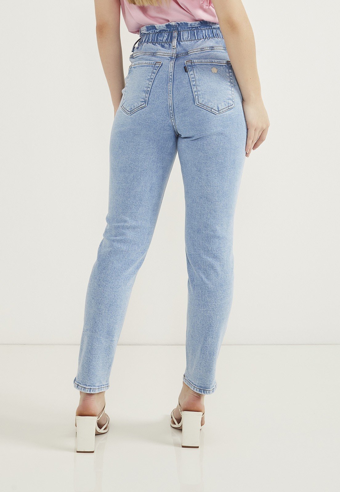 dz20626 com calca jeans feminina mom fit cigarrete com elastico no cos costas prox