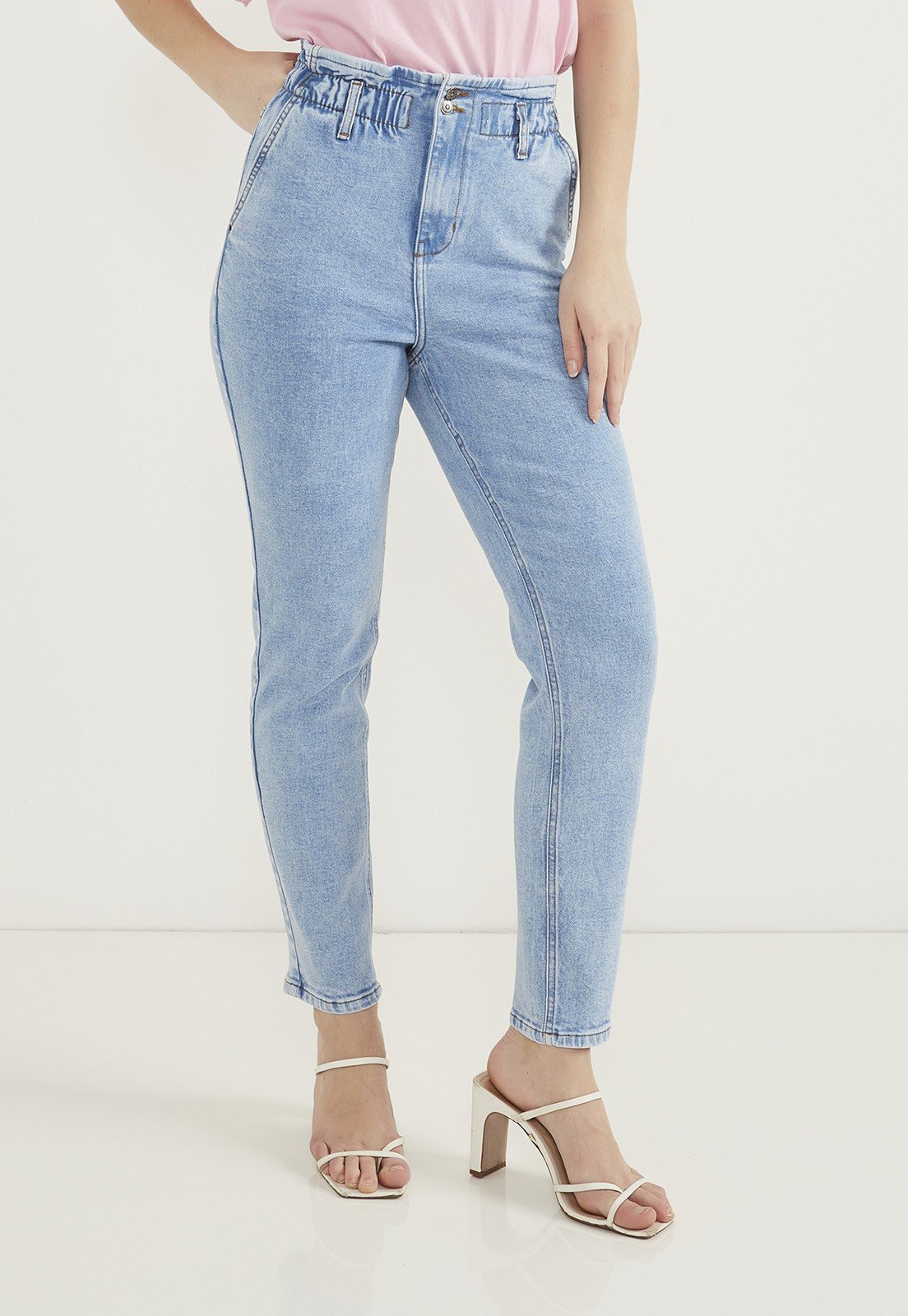 dz20626 com calca jeans feminina mom fit cigarrete com elastico no cos frente prox