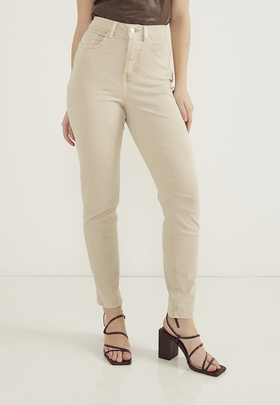 dz20605 com calca jeans feminina mom fit cigarrete tradicional frente prox