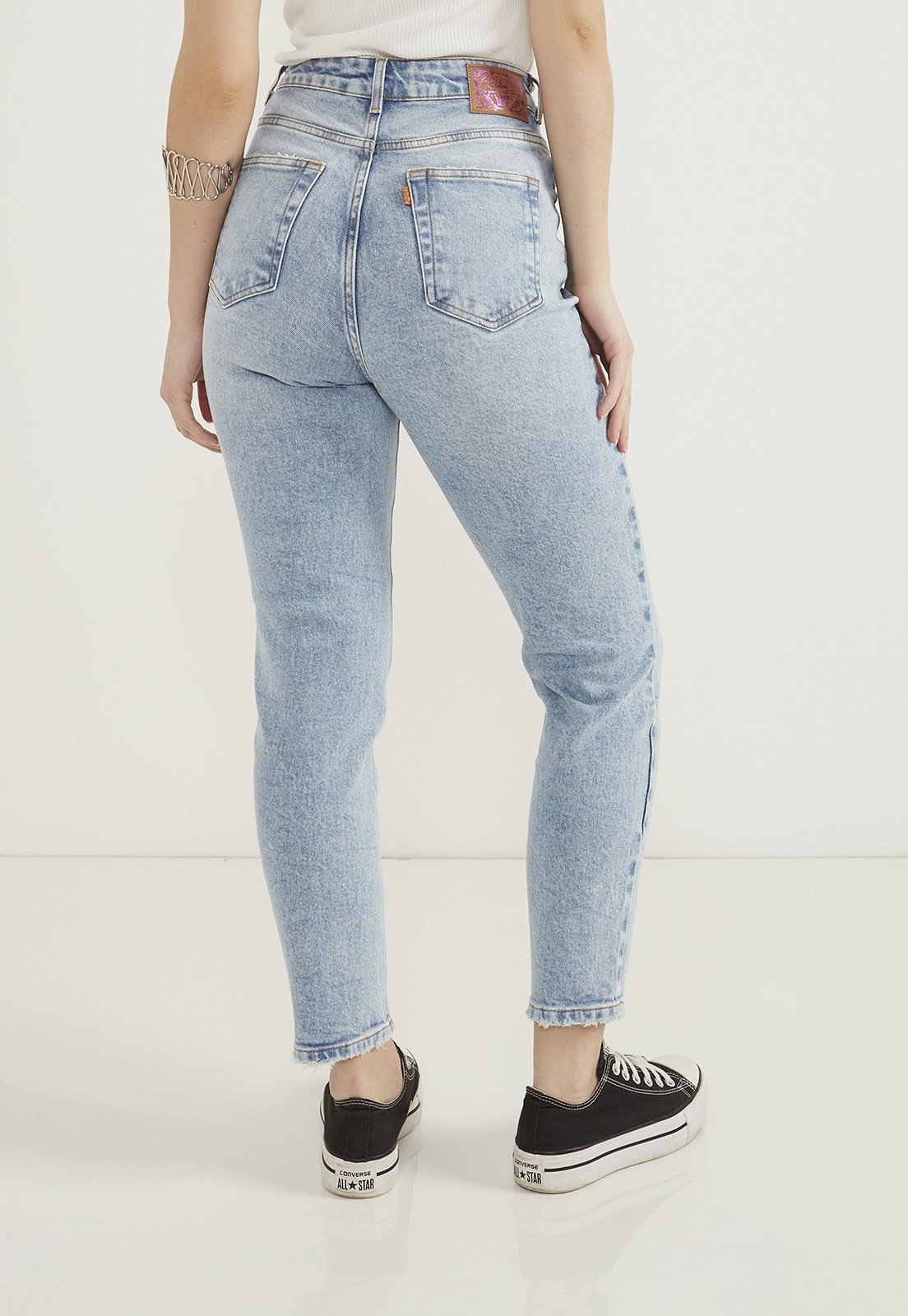 dz20627 com calca jeans feminina mom fit ciegarrete tradicional costas prox