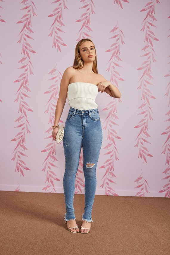 Calça Jeans Feminina Skinny com Barra Desfiada e Puídos Médios - DZ20302