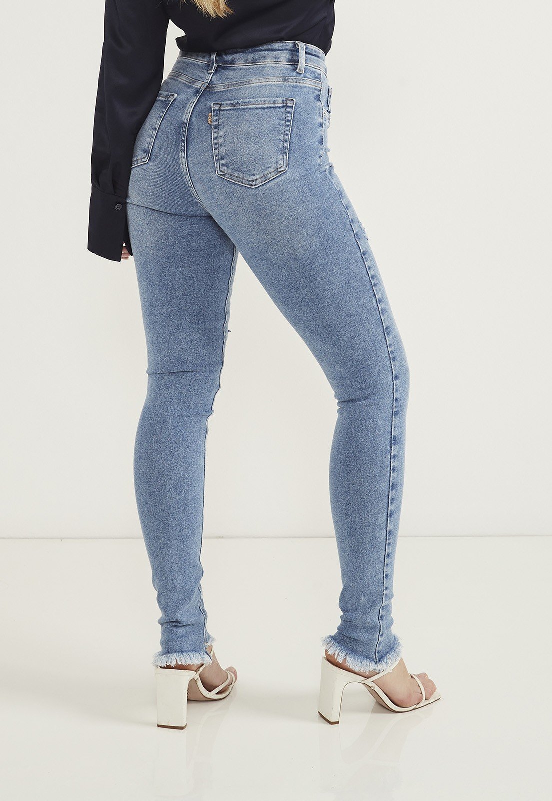 dz20302 com calca jeans feminina skinny com barra desfiada e puidos medios costas prox