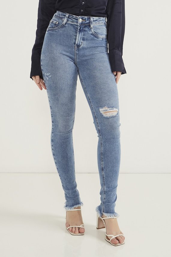 Calça Jeans Feminina Skinny com Barra Desfiada e Puídos Médios - DZ20302