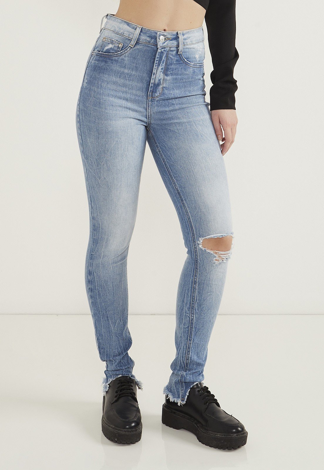 dz20636 com calca jeans feminina skinny hot pants com barra desfiada e puidos medio frente prox