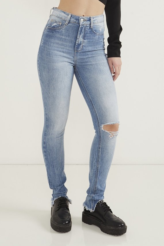 Calça Jeans Feminina Skinny Hot Pants com Barra Irregular e Desfiada e Puídos Médio - DZ20636