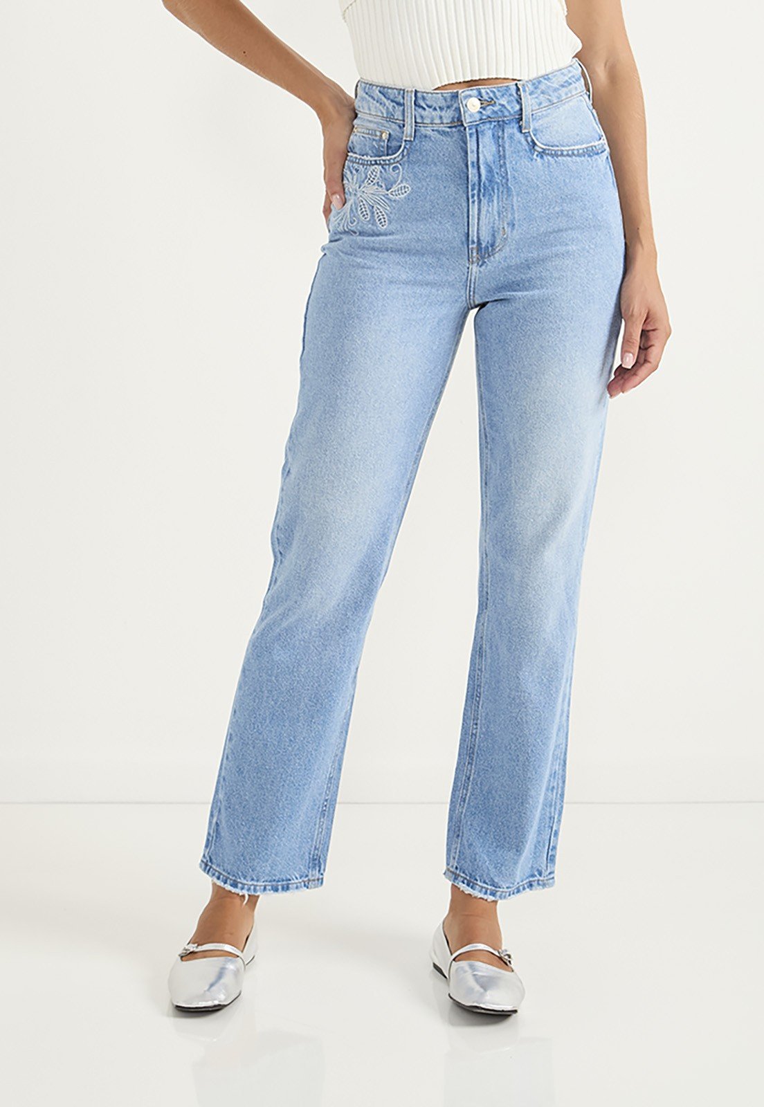 dz20670 alg calca jeans feminina reta cintura alta com bordado floral no bolso frente prox 1