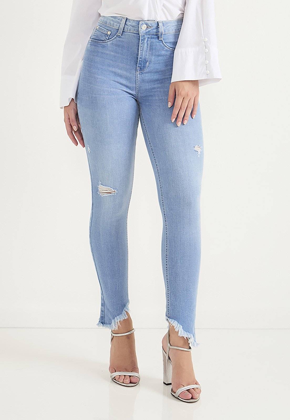 dz20675 com calca jeans feminina skinny cigarrete com puidos e barra desfiada frente prox 1