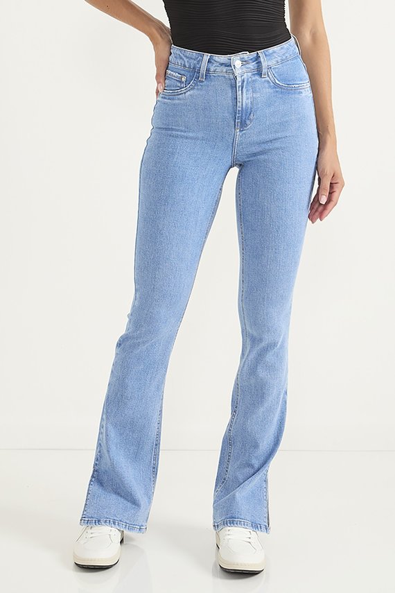 Calça Jeans Feminina Flare  com Abertura Lateral na Barra - DZ20655