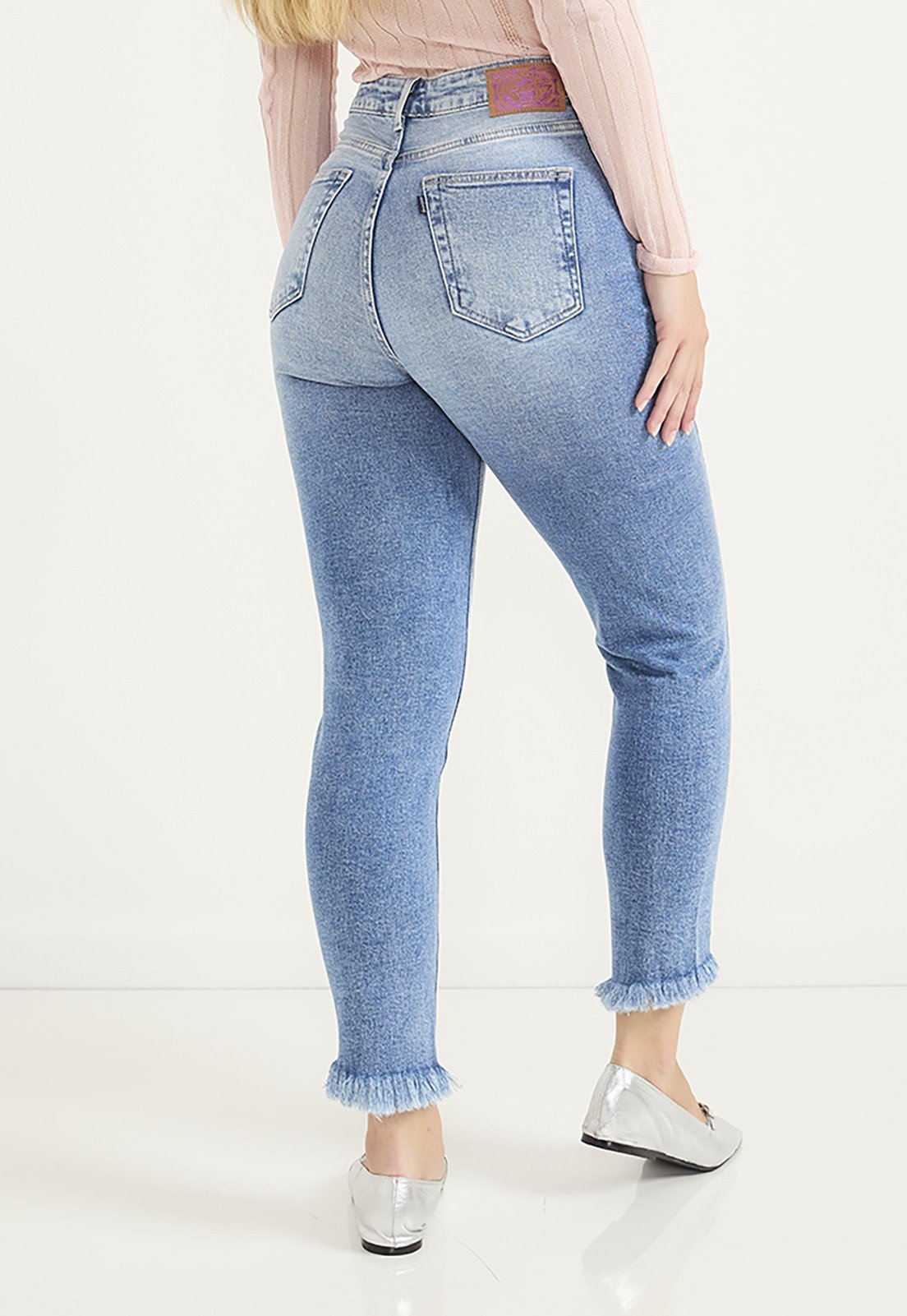 dz20663 com calca jeans feminina mom fit com barra irregular costas prox