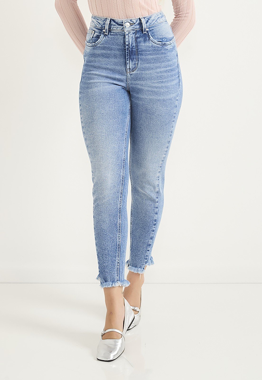 dz20663 com calca jeans feminina mom fit com barra irregular frente prox 2