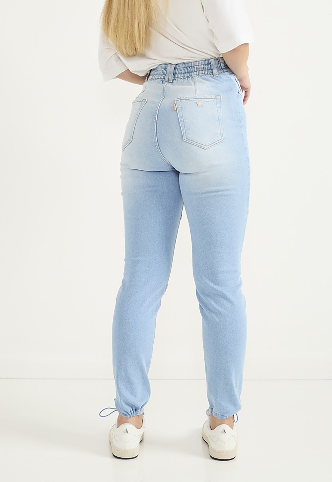 dz20664 com calca jeans feminina mom fit cigarrete com recortes frontais costas prox