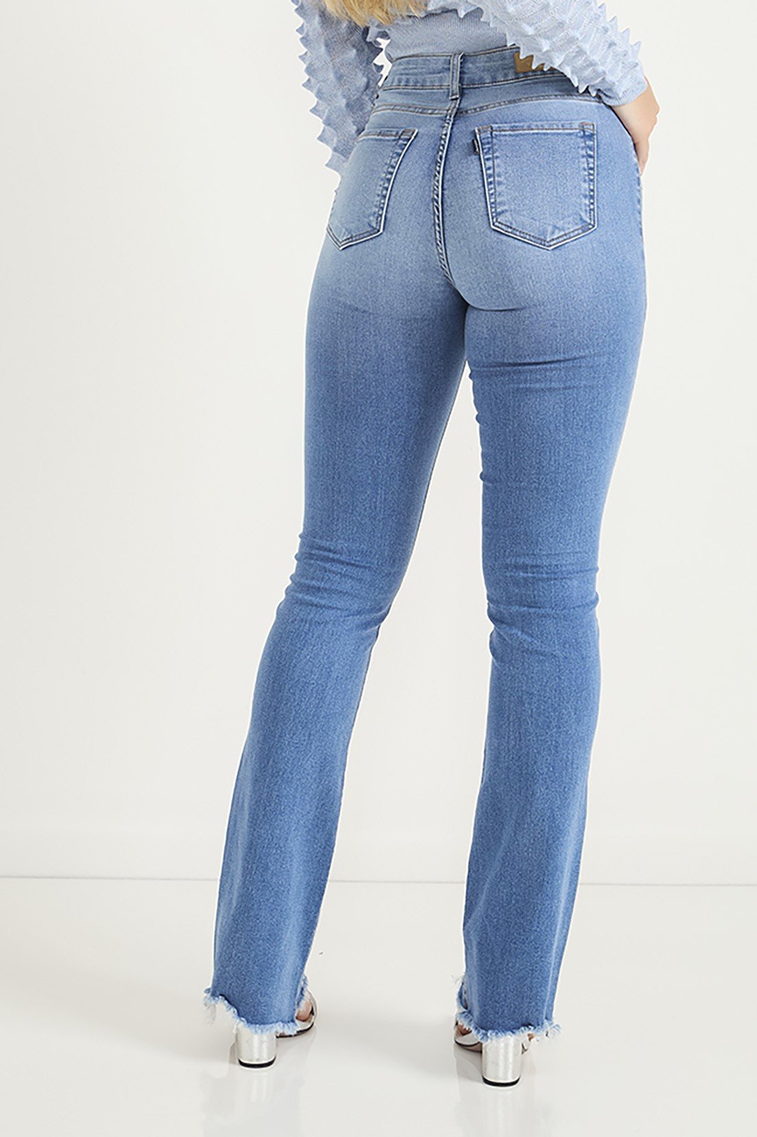 dz20667 com calca jeans feminina boot cut media com puidos medios e barra desfiada costas prox