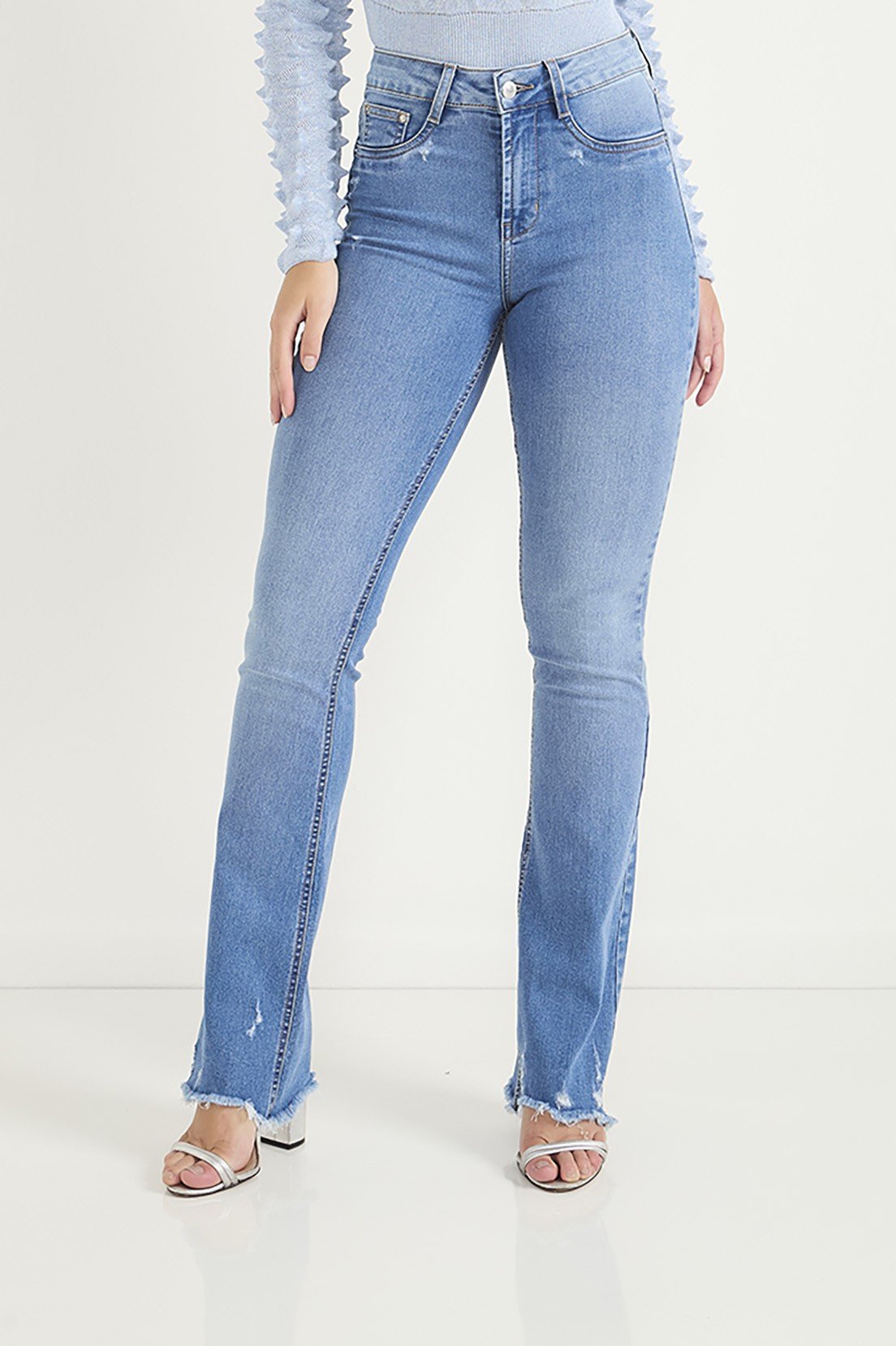 dz20667 com calca jeans feminina boot cut media com puidos medios e barra desfiada frente prox 1