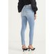 dz20687 re calca jeans feminina skinny cigarrete hot pants com pregas no cos e bolso faca cos pro