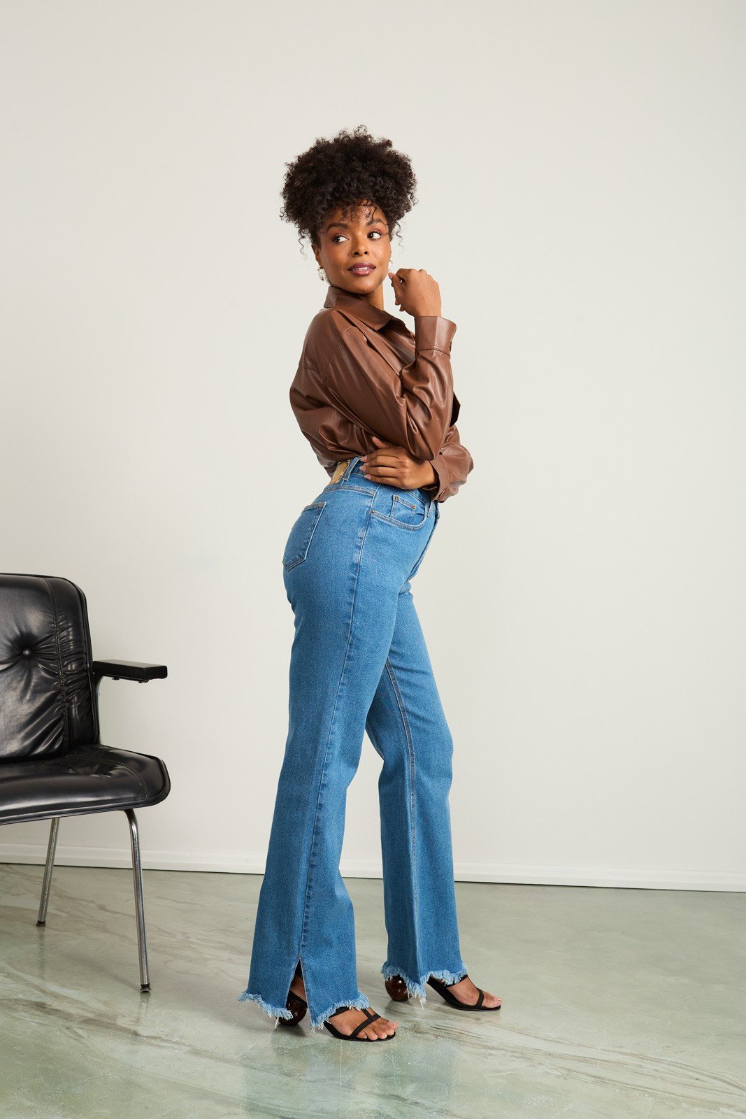 Calça Jeans Feminina Wide Leg Fit com Abertura na Barra - DZ20745 Calça Jeans Feminina Wide Leg Fit com Abertura na Barra - DZ20745
