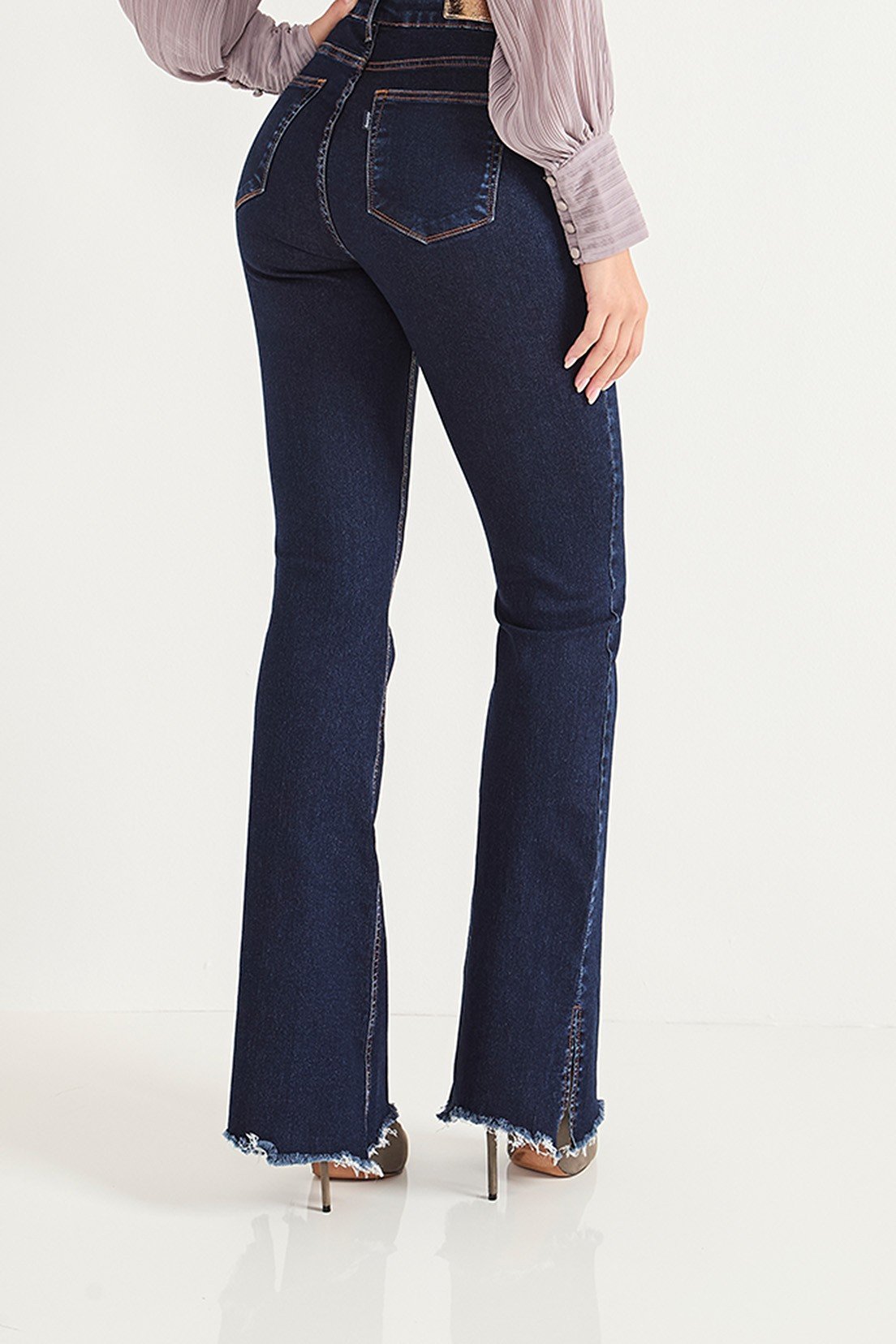 dz20700 com calca jeans feminina flare media com leve abertura na barra costas crop