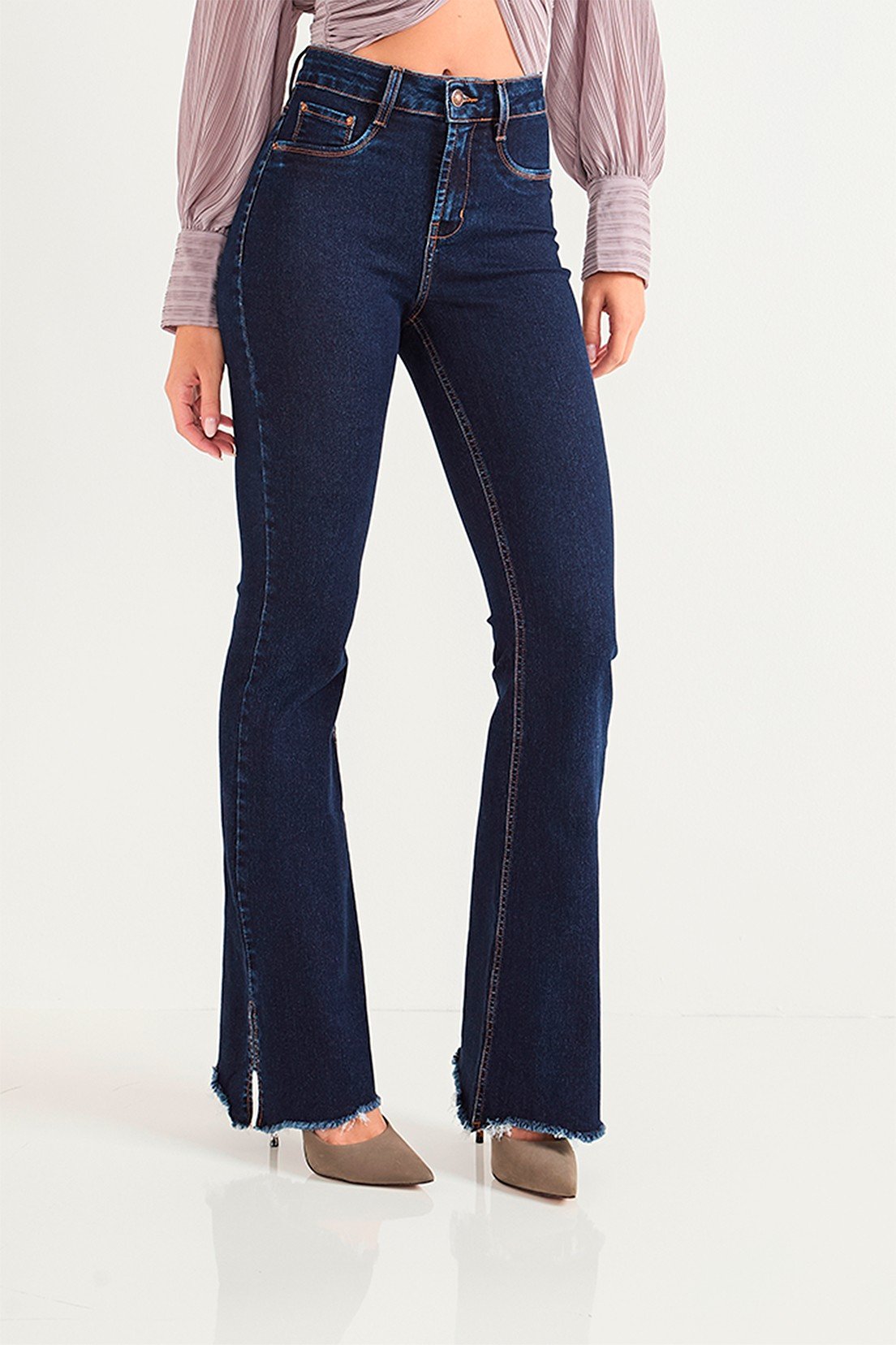 dz20700 com calca jeans feminina flare media com leve abertura na barra frente crop 1