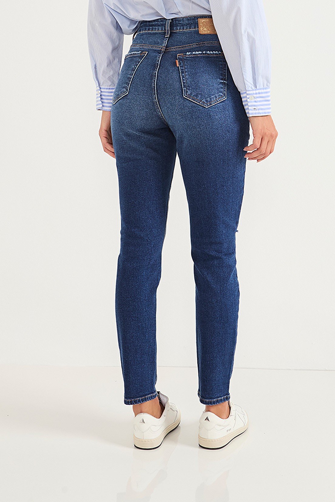 dz20709 com calca jeans feminina mom fit cigarrete com puidos costas prox