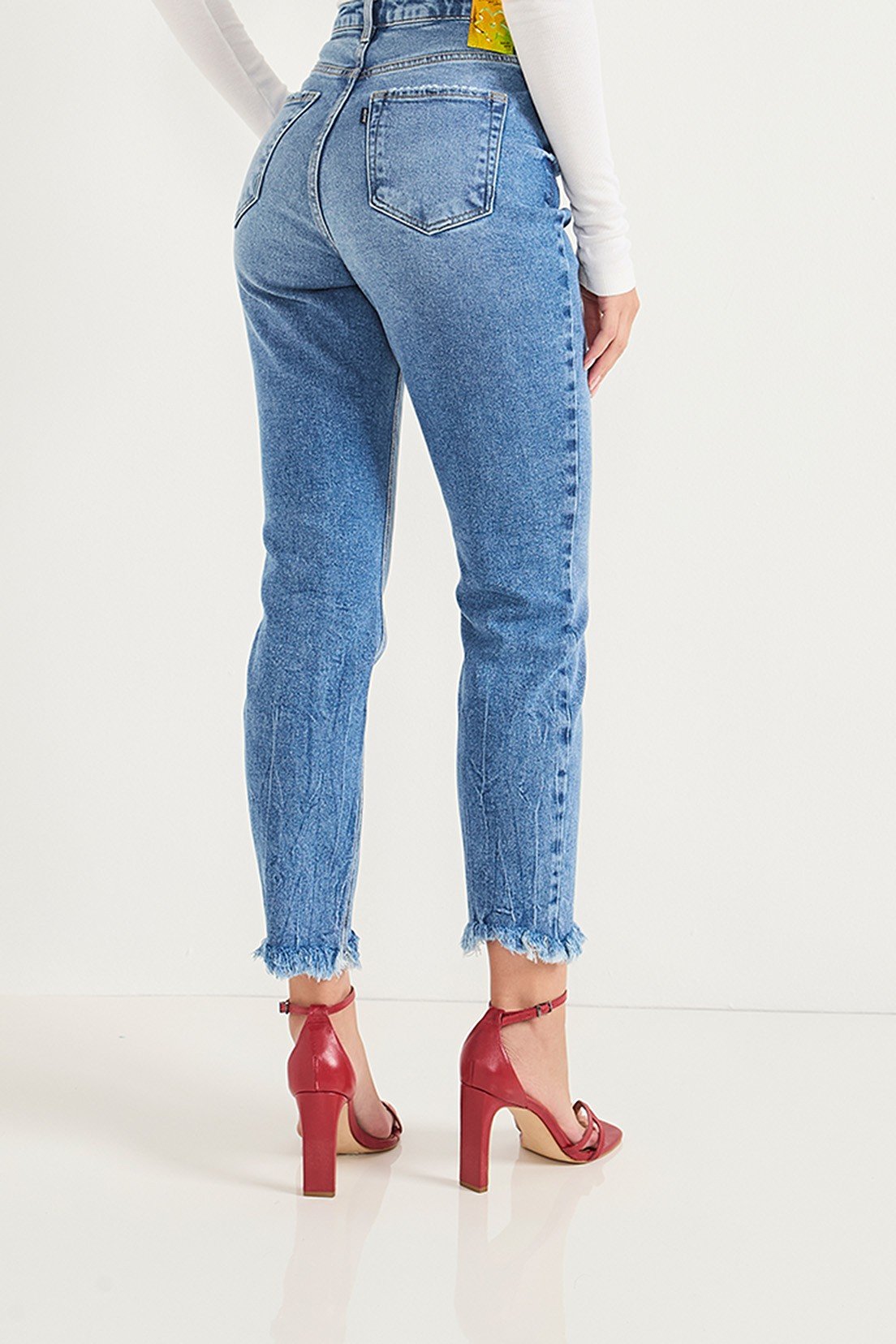 dz20710 com calca jeans feminina mom fit cigarrete com barra desfiada costas crop