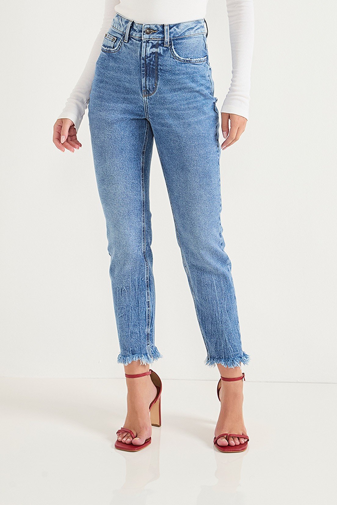 dz20710 com calca jeans feminina mom fit cigarrete com barra desfiada frente crop 1