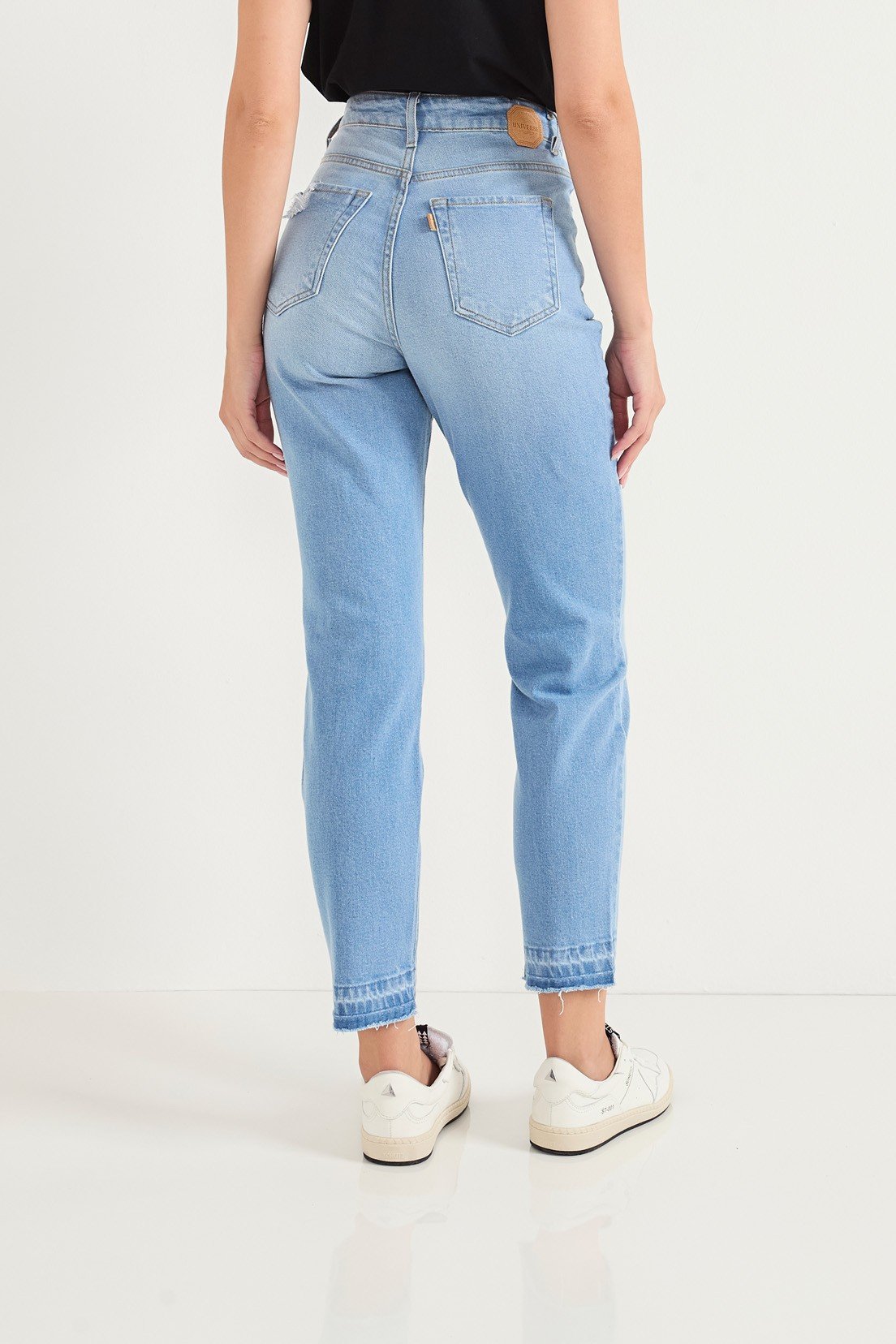 dz20711 com calca jeans feminina mom fit cigarrete com barra desmanchada costas crop