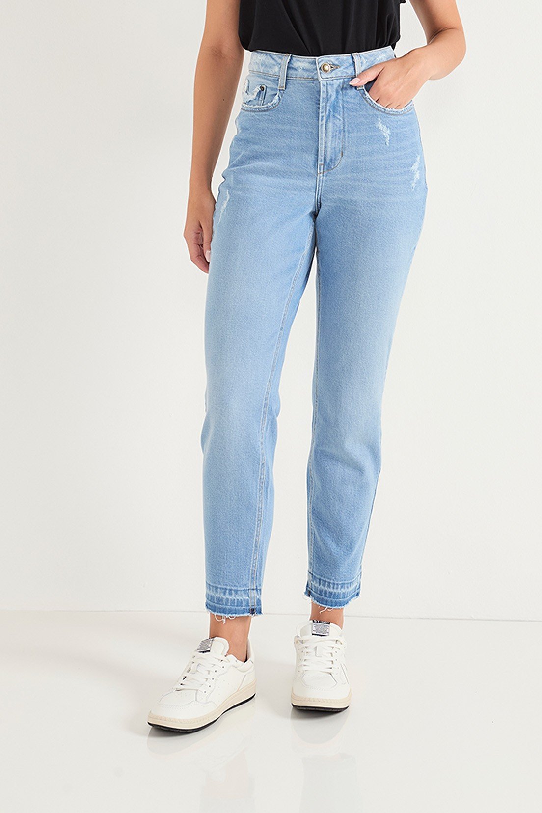 dz20711 com calca jeans feminina mom fit cigarrete com barra desmanchada frente crop