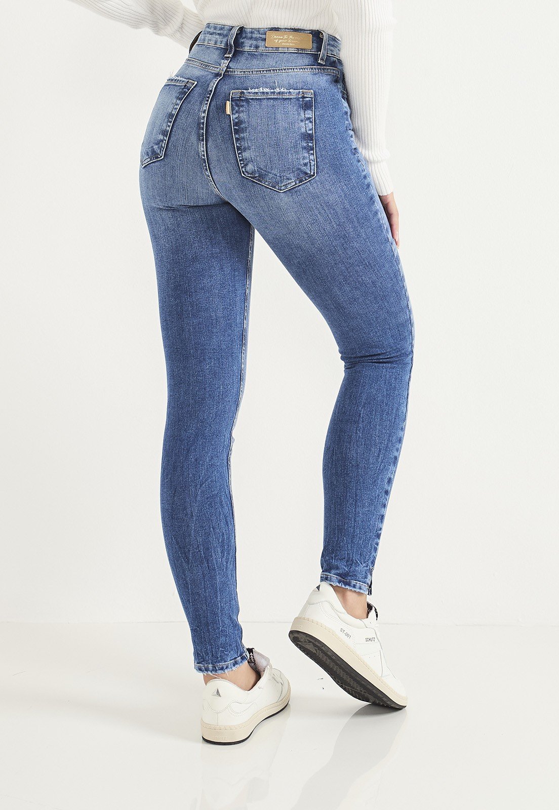 dz20723 ts calca jeans feminina skinny media cigarrete com leve abertura na barra costas crop