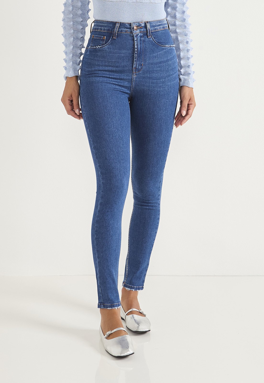 dz20732 com calca jeans feminina skinny hot pants cigarrete frente crop 2