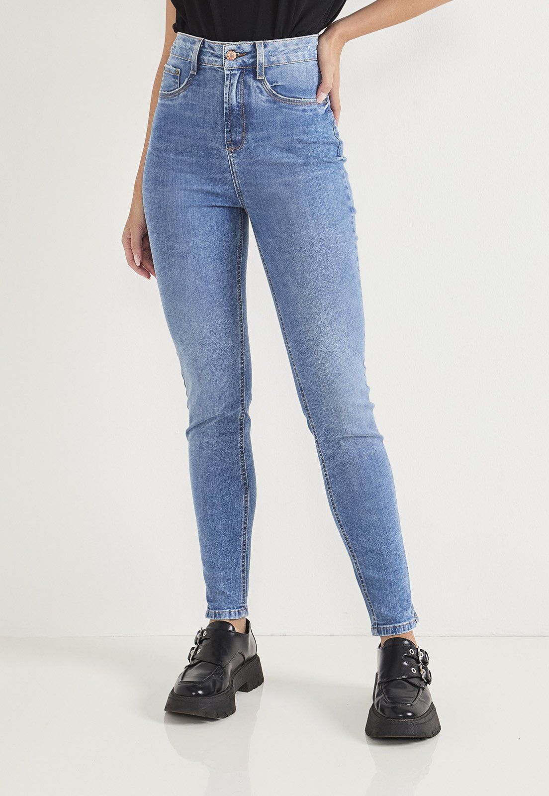 dz20733 com calca jeans feminina skinny hot pants cigarrete com abertura na barra frente crop 2