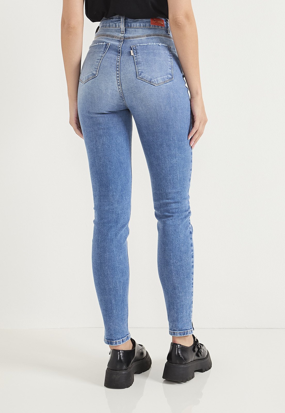 dz20733 com calca jeans feminina skinny hot pants cigarrete com abertura na barra costas crop