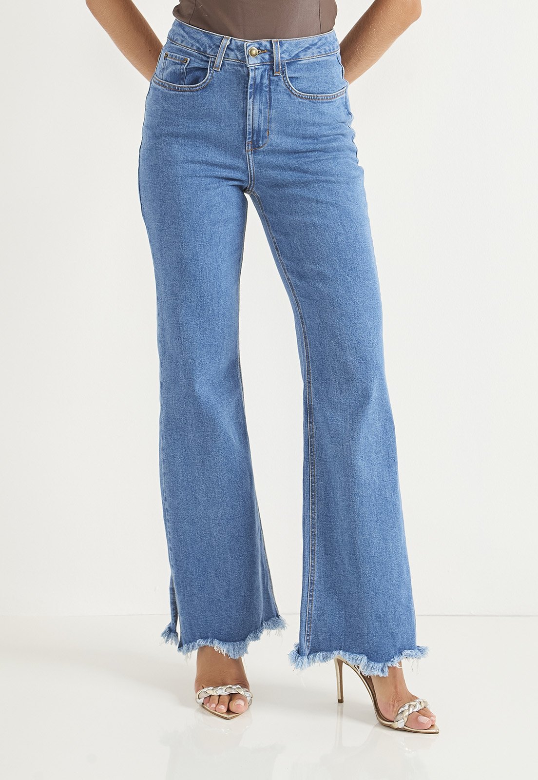 dz20745 com calca jeans feminina wide leg fit com abertura na barra frente crop 2
