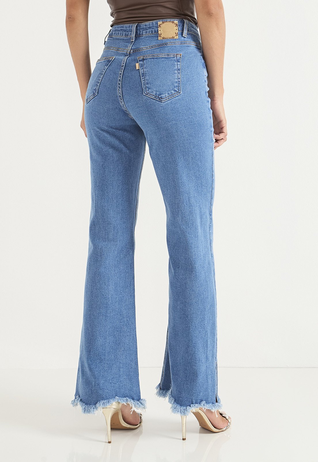 dz20745 com calca jeans feminina wide leg fit com abertura na barra costas crop