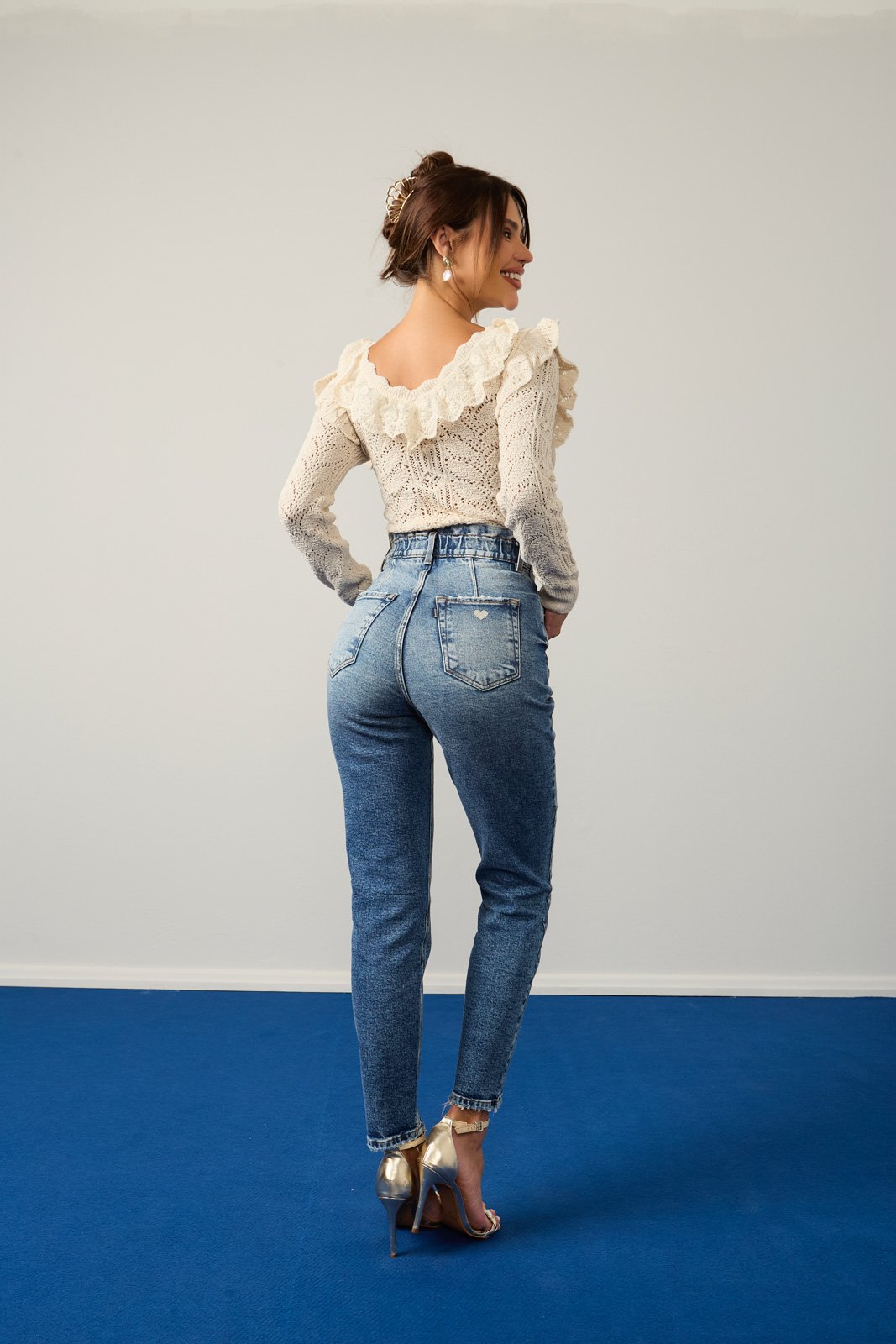 Calça Jeans Feminina Mom Fit Cós Diferenciado com Elástico Calça Jeans Feminina Mom Fit Cós Diferenciado com Elástico