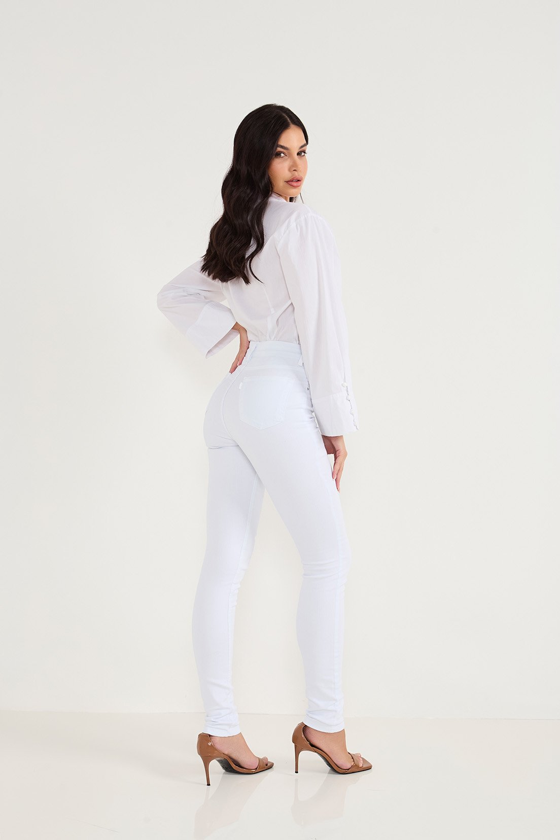 dz20810 b com calca jeans feminina skinny media tradicional branca costas