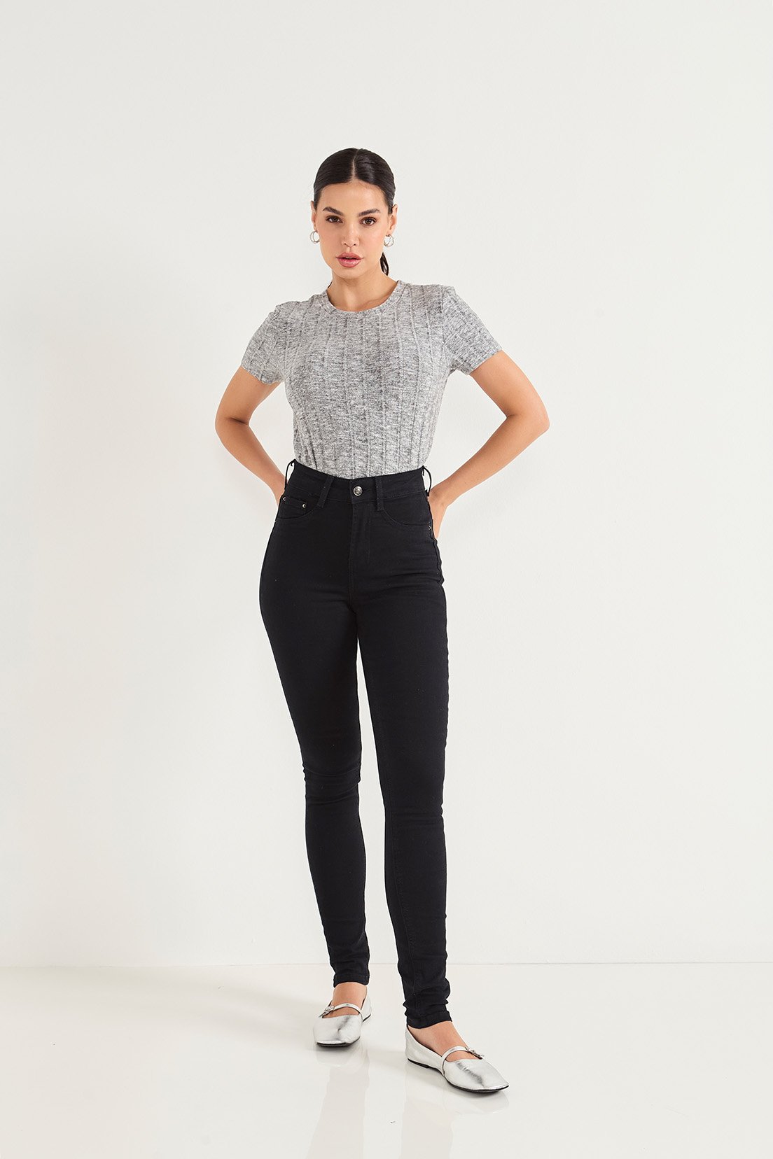 dz20810 p com calca jeans feminina skinny media tradicional preta frente 2