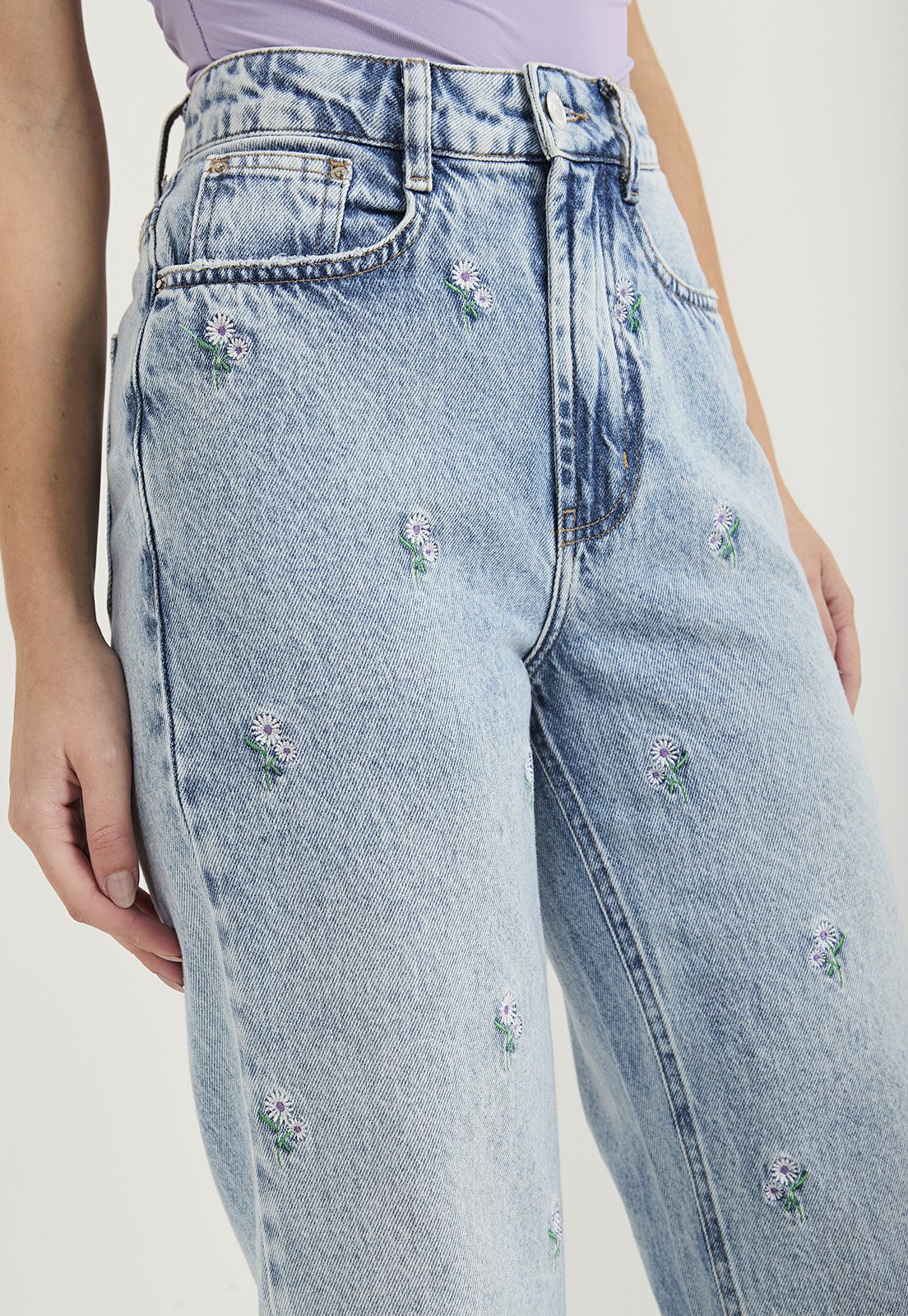 Calça Jeans Feminina Wide Leg Alongada com Bordado de Flor DZ20806