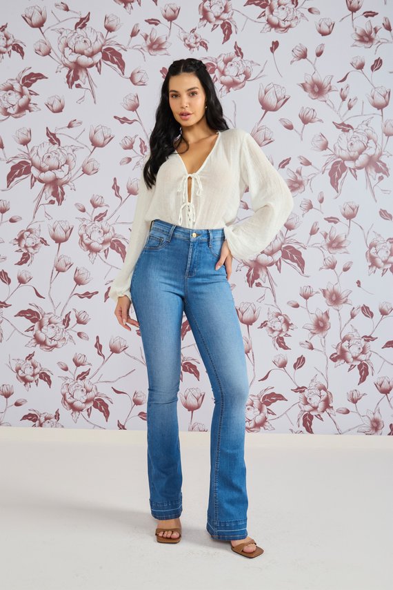 Calça Jeans Feminina Flare Alongada Cintura Media - DZ20813