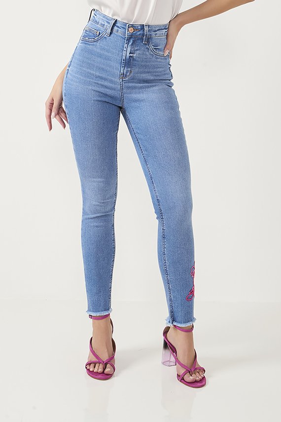 Calça Jeans Feminina Skinny Cigarrete Hot Pants com Bordado Floral - DZ20827