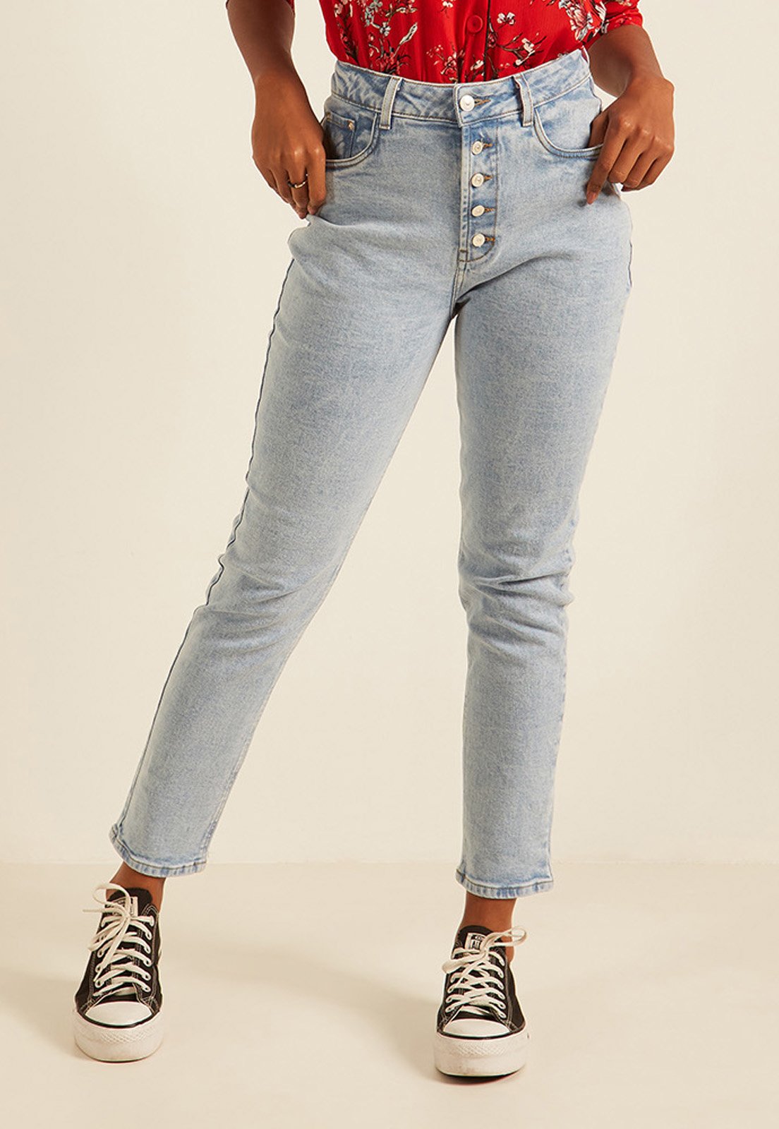 dz20157 1 com calca jeans feminina mom fit fechamentos em botoes denim zero frente prox