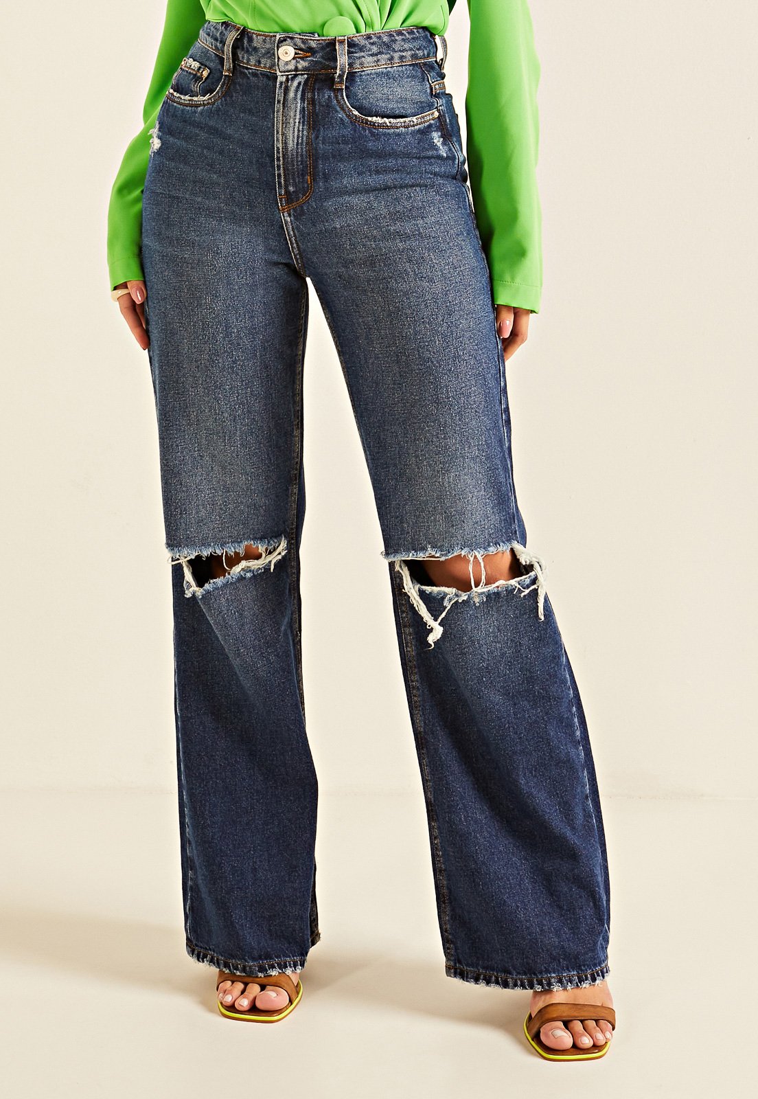 dz20178 1 alg calca jeans feminina wide leg flare com rasgos no joelho denim zero frente prox