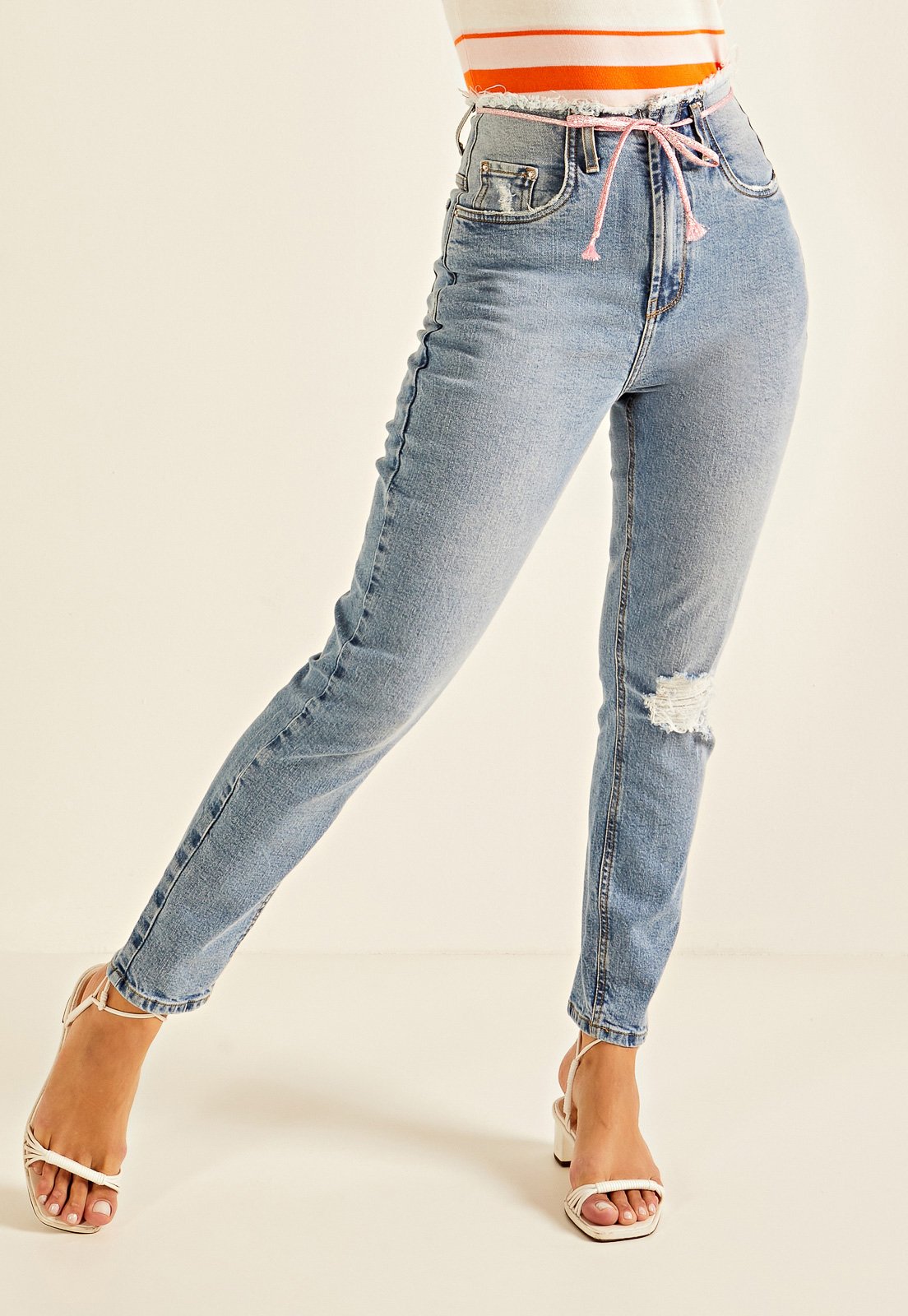 dz20181 1 com calca jeans femina mom fit com cos desfiado denim zero frente prox