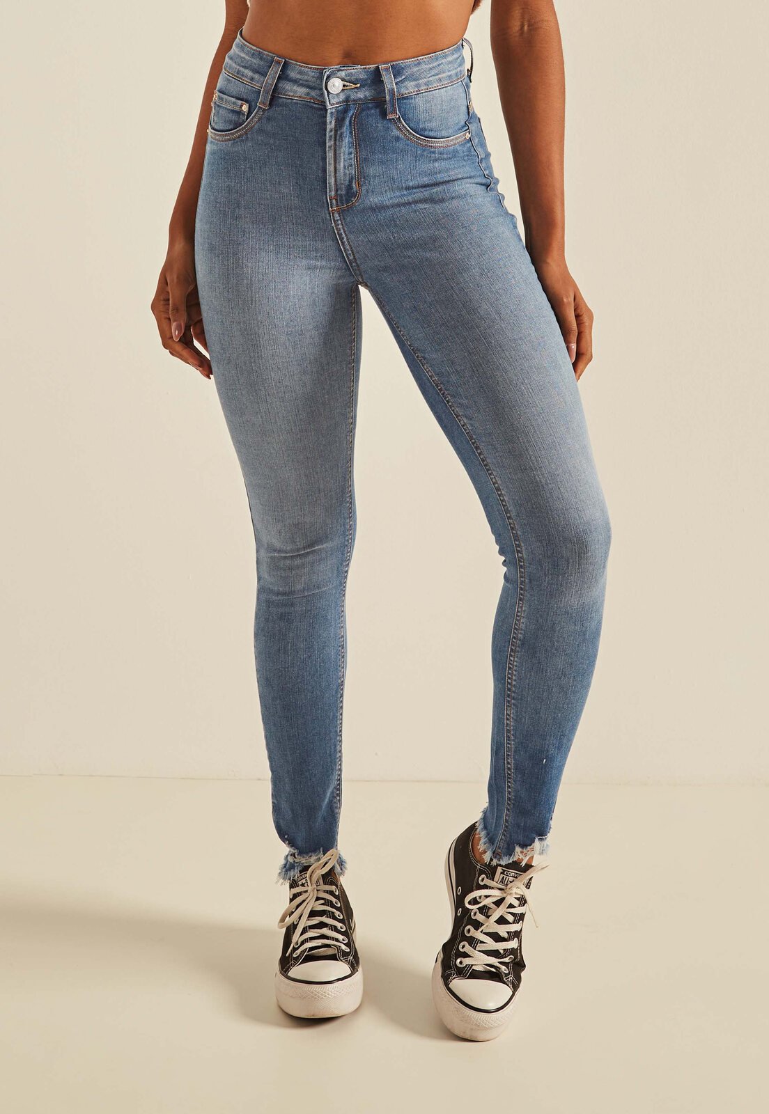 dz20266 1 com calca jeans feminina skinny media cigarrete denim zero frente prox easy resize