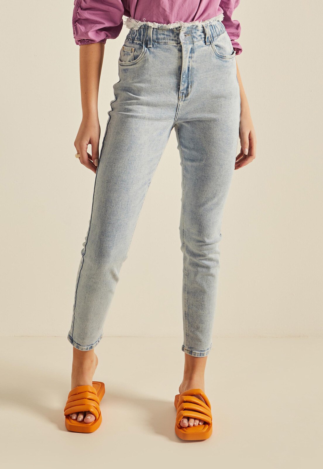 dz20260 1 com calca jeans feminina mom fit com elastico no cos frente prox easy resize com