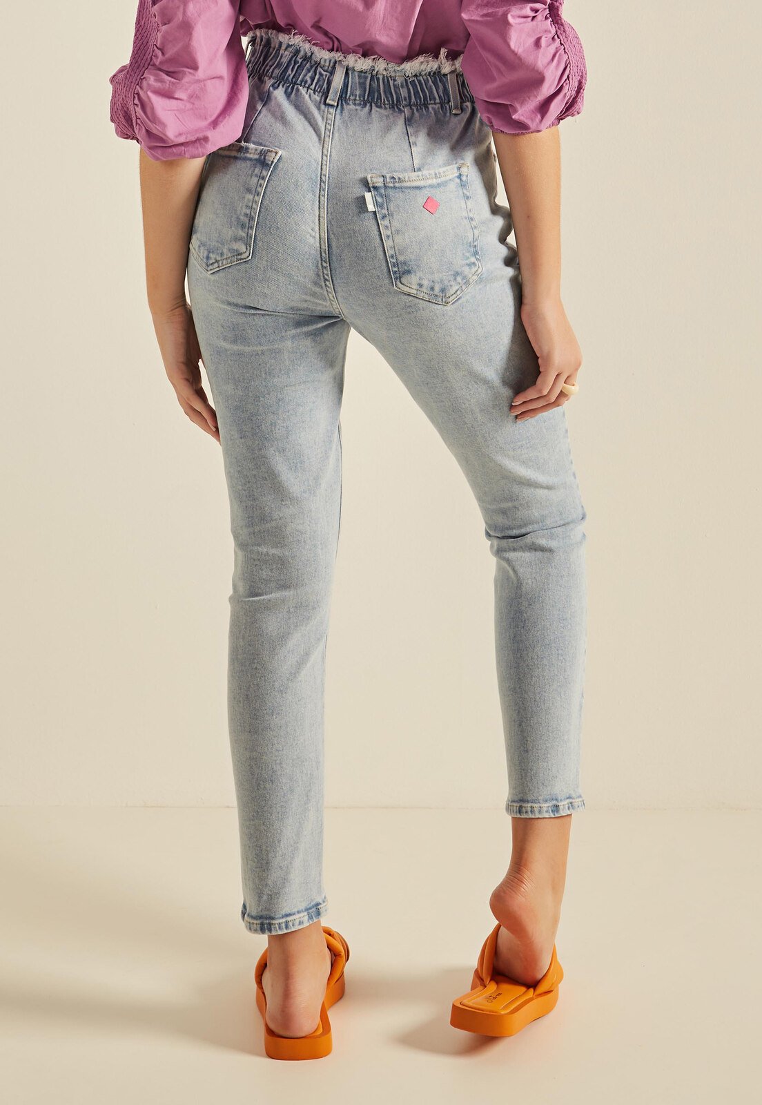 dz20260 3 com calca jeans feminina mom fit com elastico no cos costas prox easy resize com