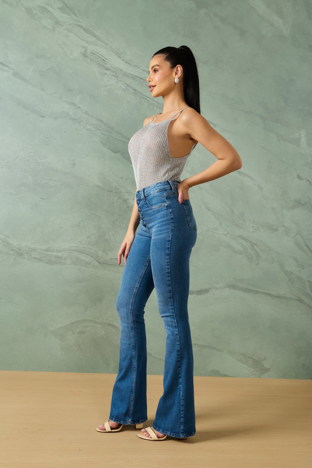 Calça Jeans Feminina Flare Média com Fechamento Diferenciado- DZ20839