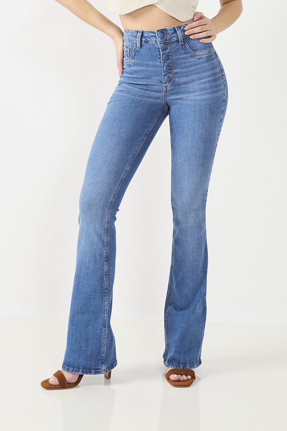 Calça Jeans Feminina Flare Média com Fechamento Diferenciado- DZ20839